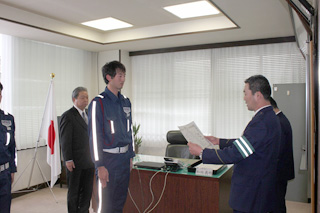 和地鹿嶋警察署長より感謝状を授与される竹内副主任